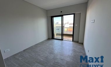 Departamento 2 ambientes con cochera y patio