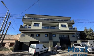 Departamento 2 ambientes con cochera y patio