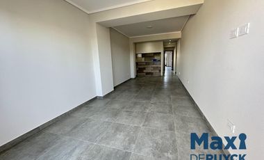 Departamento 2 ambientes con cochera y patio