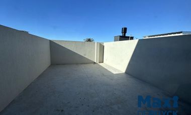 Departamento 2 ambientes con cochera y patio