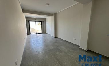 Departamento 2 ambientes con cochera y patio