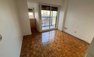 Departamento 3 ambientes amplio. Cochera. Olivos.