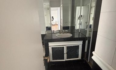 Departamento 3 ambientes amplio. Cochera. Olivos.