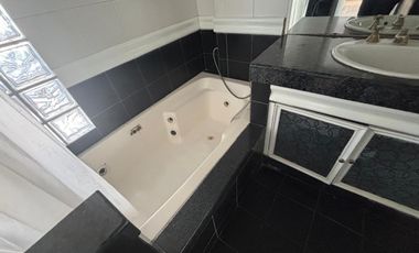 Departamento 3 ambientes amplio. Cochera. Olivos.