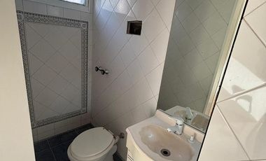 Departamento 3 ambientes amplio. Cochera. Olivos.