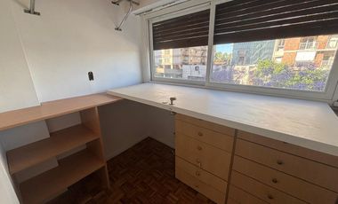 Departamento 3 ambientes amplio. Cochera. Olivos.