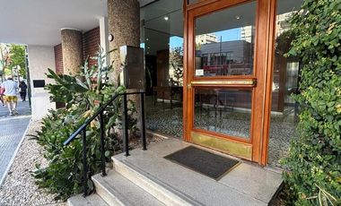 Departamento 3 ambientes amplio. Cochera. Olivos.