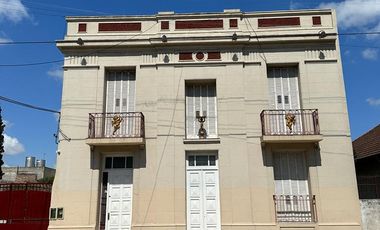 EXCELENTE CASA EN QUILMES CENTRO, GRAN LOTE PARA POSIBLE EDIFICACION.