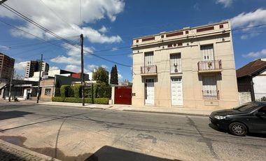 EXCELENTE CASA EN QUILMES CENTRO, GRAN LOTE PARA POSIBLE EDIFICACION.