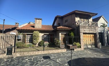 Casa en  Temperley 4 dormitorios con gran jardin