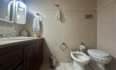 Casa en  Temperley 4 dormitorios con gran jardin