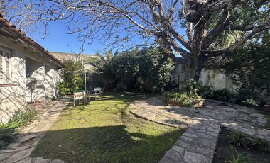 Casa en  Temperley 4 dormitorios con gran jardin