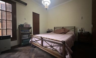 Casa en  Temperley 4 dormitorios con gran jardin