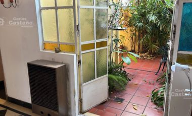 Exc. PH de 3 Amb. Amplios en PB, al Frente con Patio, Quincho y Parrilla