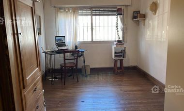 Exc. PH de 3 Amb. Amplios en PB, al Frente con Patio, Quincho y Parrilla