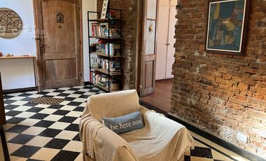 Exc. PH de 3 Amb. Amplios en PB, al Frente con Patio, Quincho y Parrilla