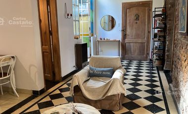 Exc. PH de 3 Amb. Amplios en PB, al Frente con Patio, Quincho y Parrilla