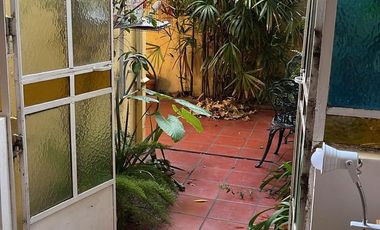 Exc. PH de 3 Amb. Amplios en PB, al Frente con Patio, Quincho y Parrilla