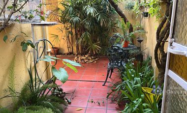 Exc. PH de 3 Amb. Amplios en PB, al Frente con Patio, Quincho y Parrilla