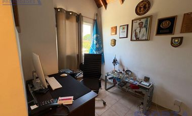 Triplex en San Miguel en barrio con portón con cochera ACEPTA VEHICULO en forma de pago