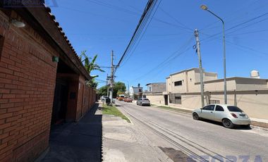 Triplex en San Miguel en barrio con portón con cochera ACEPTA VEHICULO en forma de pago