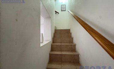 Triplex en San Miguel en barrio con portón con cochera ACEPTA VEHICULO en forma de pago