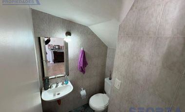 Triplex en San Miguel en barrio con portón con cochera ACEPTA VEHICULO en forma de pago