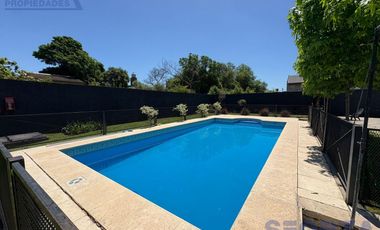 Triplex en San Miguel en barrio con portón con cochera ACEPTA VEHICULO en forma de pago