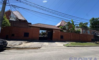 Triplex en San Miguel en barrio con portón con cochera ACEPTA VEHICULO en forma de pago