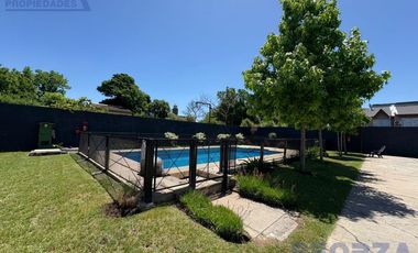 Triplex en San Miguel en barrio con portón con cochera ACEPTA VEHICULO en forma de pago