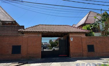 Triplex en San Miguel en barrio con portón con cochera ACEPTA VEHICULO en forma de pago