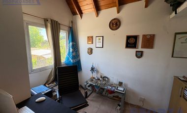 Triplex en San Miguel en barrio con portón con cochera ACEPTA VEHICULO en forma de pago