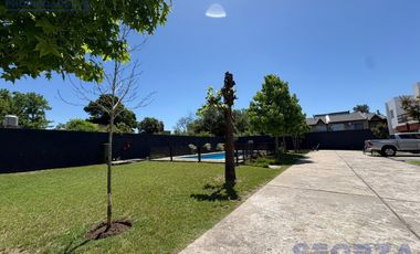 Triplex en San Miguel en barrio con portón con cochera ACEPTA VEHICULO en forma de pago