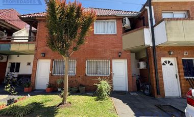 Triplex en San Miguel en barrio con portón con cochera ACEPTA VEHICULO en forma de pago