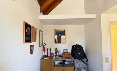 Triplex en San Miguel en barrio con portón con cochera ACEPTA VEHICULO en forma de pago