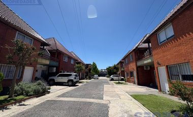 Triplex en San Miguel en barrio con portón con cochera ACEPTA VEHICULO en forma de pago