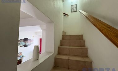 Triplex en San Miguel en barrio con portón con cochera ACEPTA VEHICULO en forma de pago