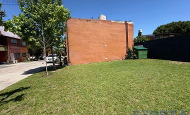 Triplex en San Miguel en barrio con portón con cochera ACEPTA VEHICULO en forma de pago