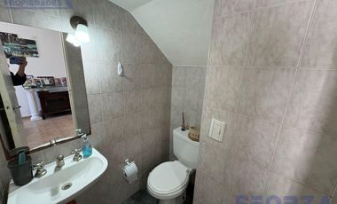 Triplex en San Miguel en barrio con portón con cochera ACEPTA VEHICULO en forma de pago