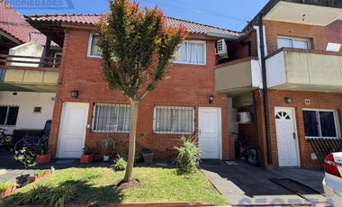 Triplex en San Miguel en barrio con portón con cochera ACEPTA VEHICULO en forma de pago