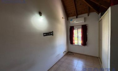 Triplex en San Miguel en barrio con portón con cochera ACEPTA VEHICULO en forma de pago