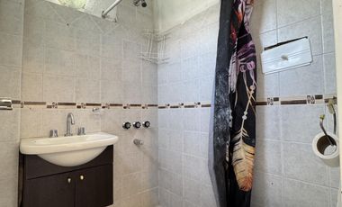 Venta casa 5 ambientes con cochera y quincho en Quilmes