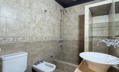 Venta casa 5 ambientes con cochera y quincho en Quilmes