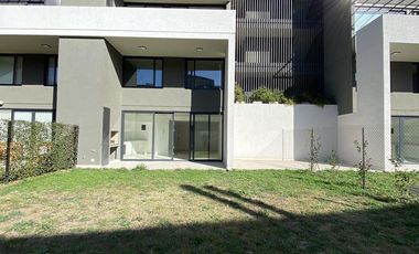 Venta departamento en dúplex de 3 ambientes con jardín y parrilla