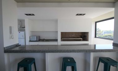 Venta departamento en dúplex de 3 ambientes con jardín y parrilla