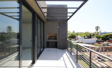 Venta departamento en dúplex de 3 ambientes con jardín y parrilla