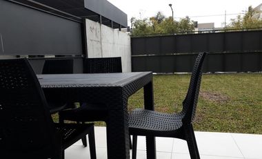 Venta departamento en dúplex de 3 ambientes con jardín y parrilla