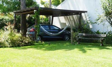 Casa en venta  City Bell amplio parque pileta 4 dormitorios