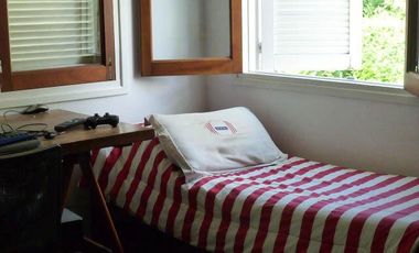 Casa en venta  City Bell amplio parque pileta 4 dormitorios