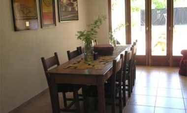 Casa en venta  City Bell amplio parque pileta 4 dormitorios